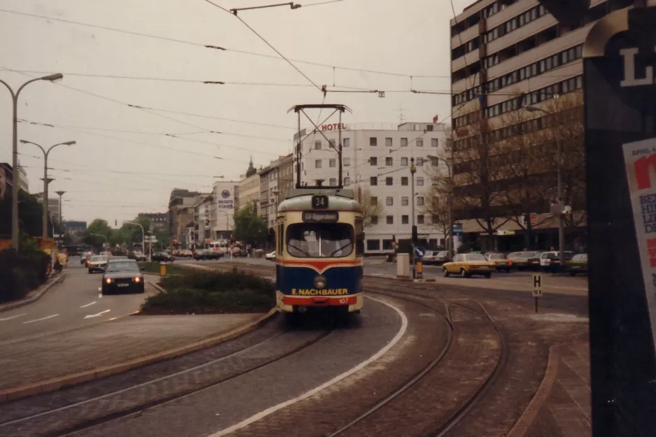 Mannheim Rhein-Haardtbahn 4 mit Gelenkwagen 334 nahe bei Hauptbahnhof (1990)