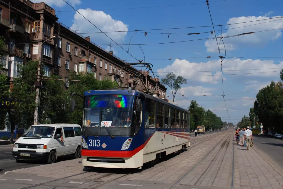 Mariupol Straßenbahnlinie 10 mit Triebwagen 303 in der Kreuzung Metalurhiv Ave/Boika Ave (2012)