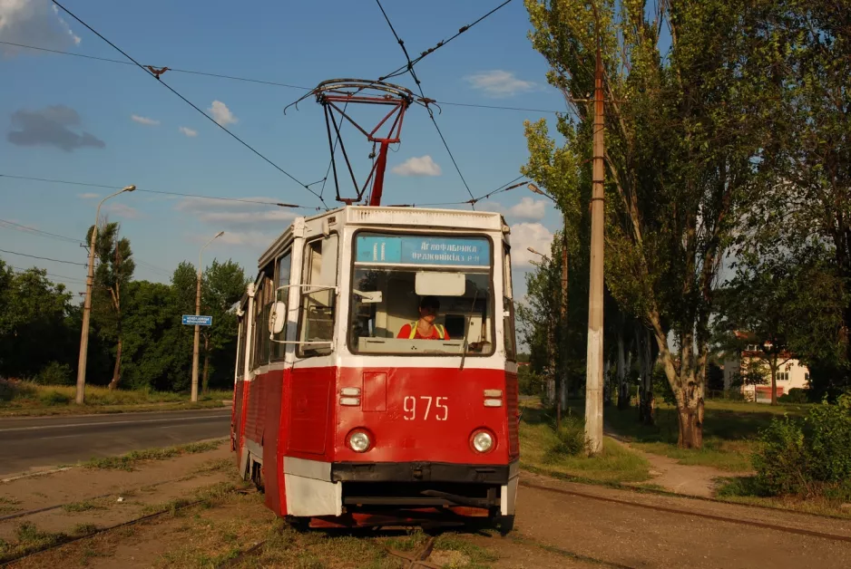 Mariupol Straßenbahnlinie 11 mit Triebwagen 975nah Merzliaka St (2012)