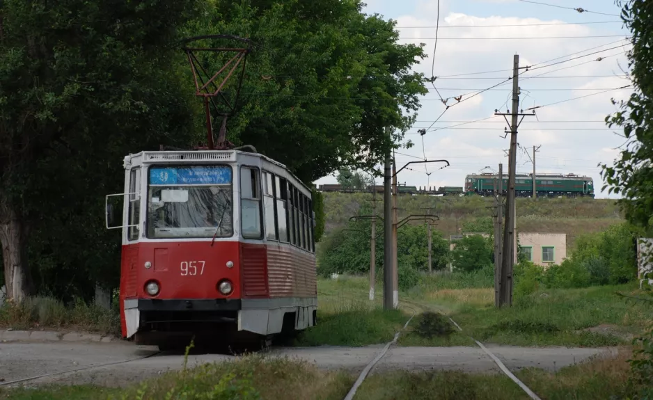 Mariupol Straßenbahnlinie 9 mit Triebwagen 957 auf Zaozerna Street (2012)