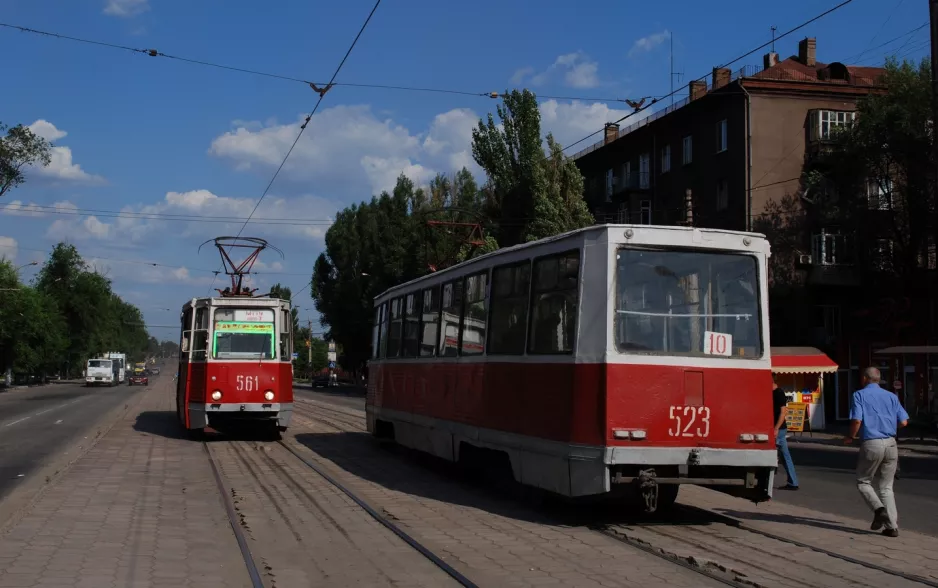 Mariupol Triebwagen 561 in der Kreuzung Prospekt Illicha/Liteina Street (2012)
