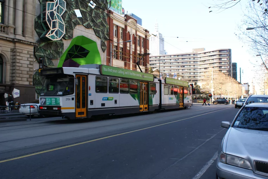 Melbourne Straßenbahnlinie 1 mit Gelenkwagen 2106 auf Swanston Street (2010)