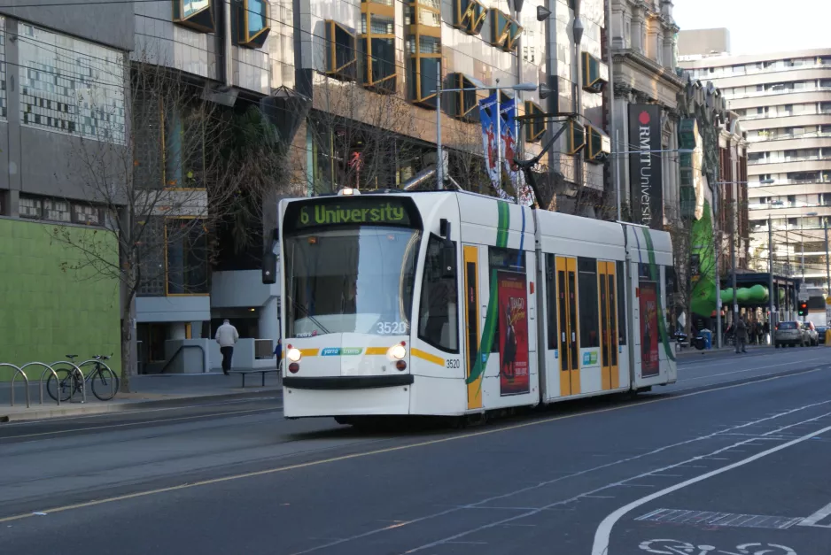 Melbourne Straßenbahnlinie 6 mit Niederflurgelenkwagen 3520 auf Swanston Street (2010)