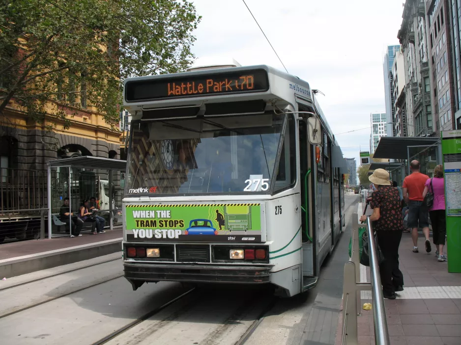 Melbourne Straßenbahnlinie 70 mit Triebwagen 275 auf Swanston Street and Flinders Street (2010)