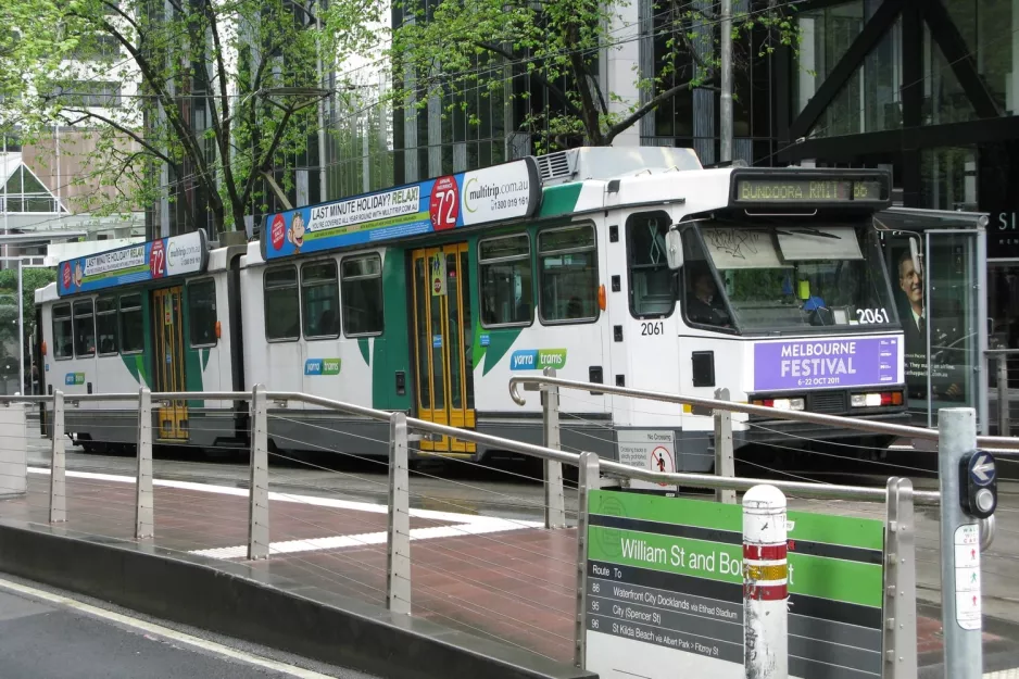 Melbourne Straßenbahnlinie 86) mit Gelenkwagen 2061 am Bourke St / William St (2011)