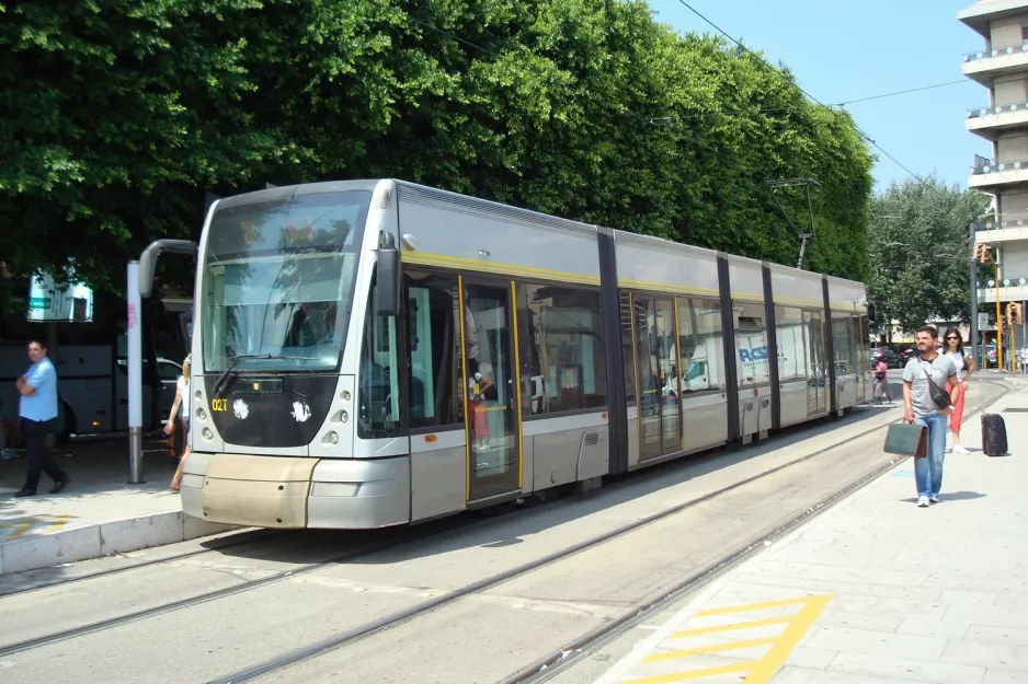 Messina Straßenbahnlinie 28 mit Niederflurgelenkwagen 02Tnah Repubblica (2009)