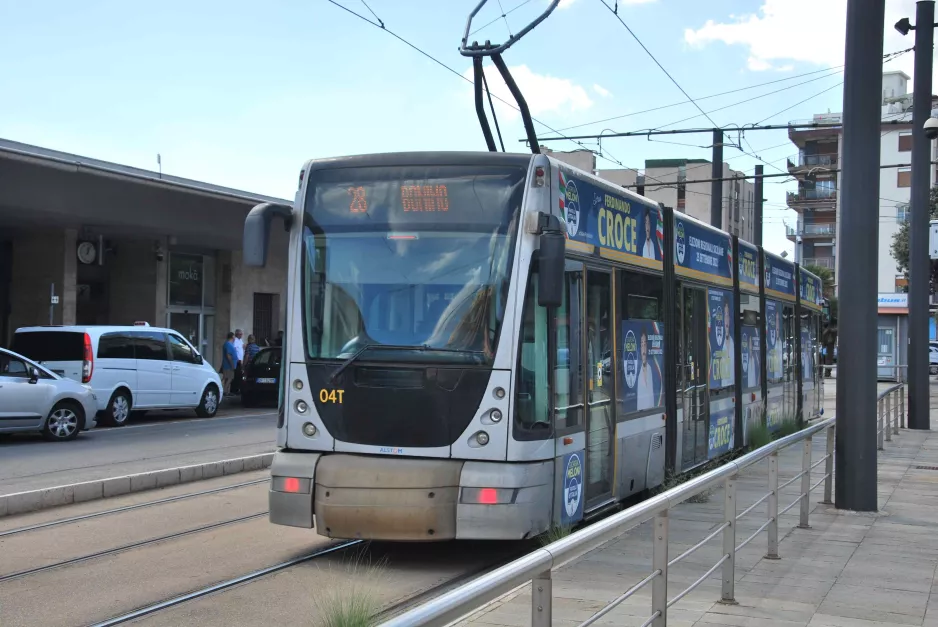 Messina Straßenbahnlinie 28 mit Niederflurgelenkwagen 04T vor Repubblica (Messina Centrale) (2022)