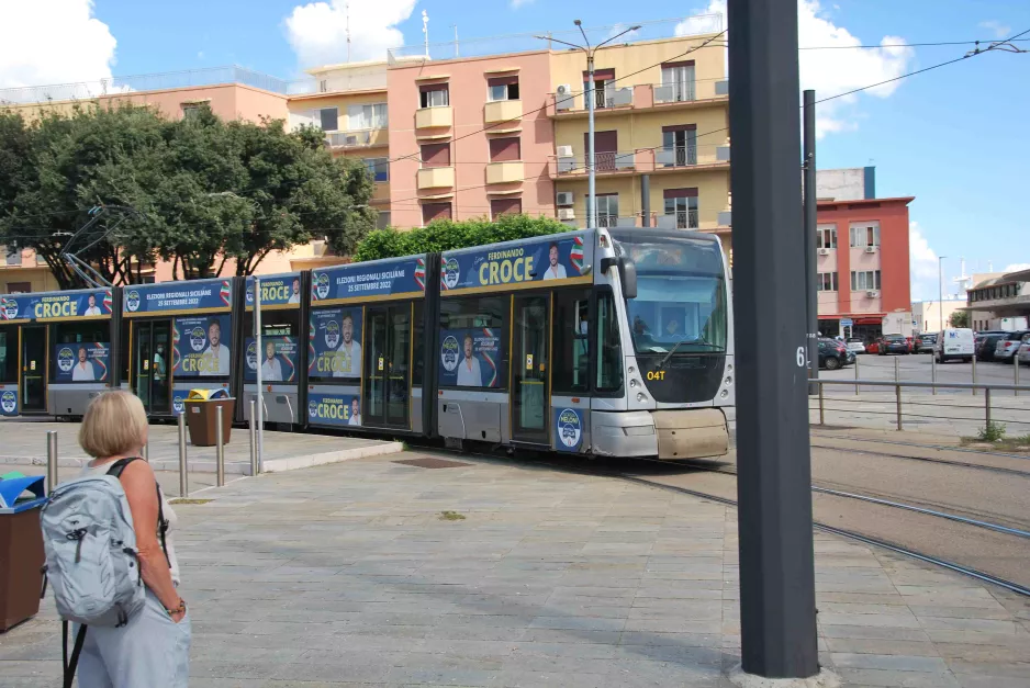 Messina Straßenbahnlinie 28 mit Niederflurgelenkwagen 04Tnah Repubblica (2022)