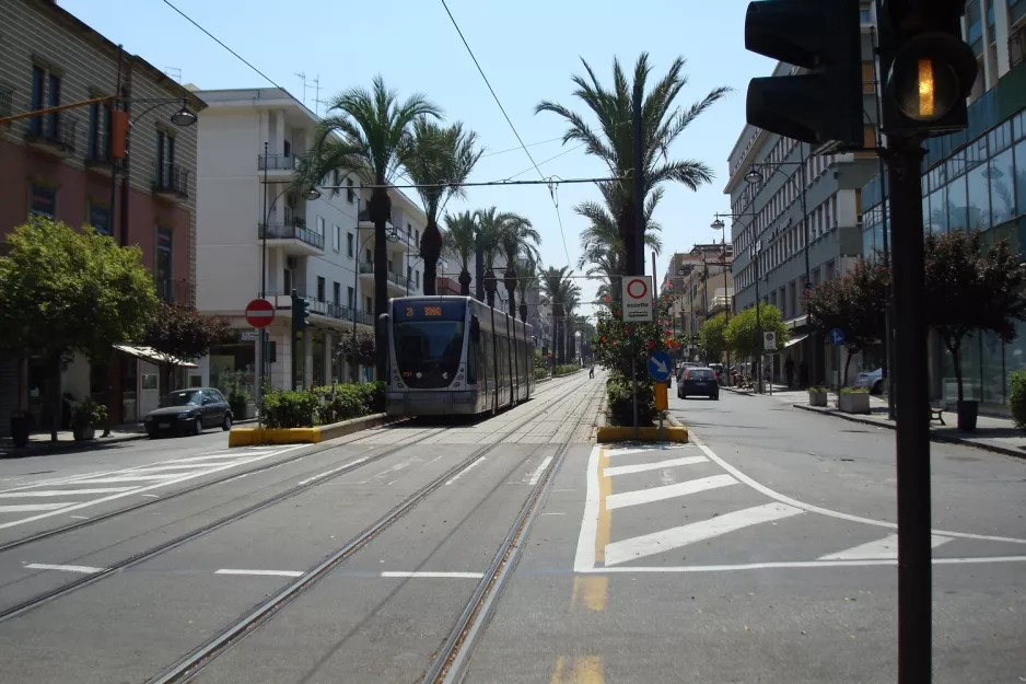 Messina Straßenbahnlinie 28 mit Niederflurgelenkwagen 05T auf Cairoli (2009)