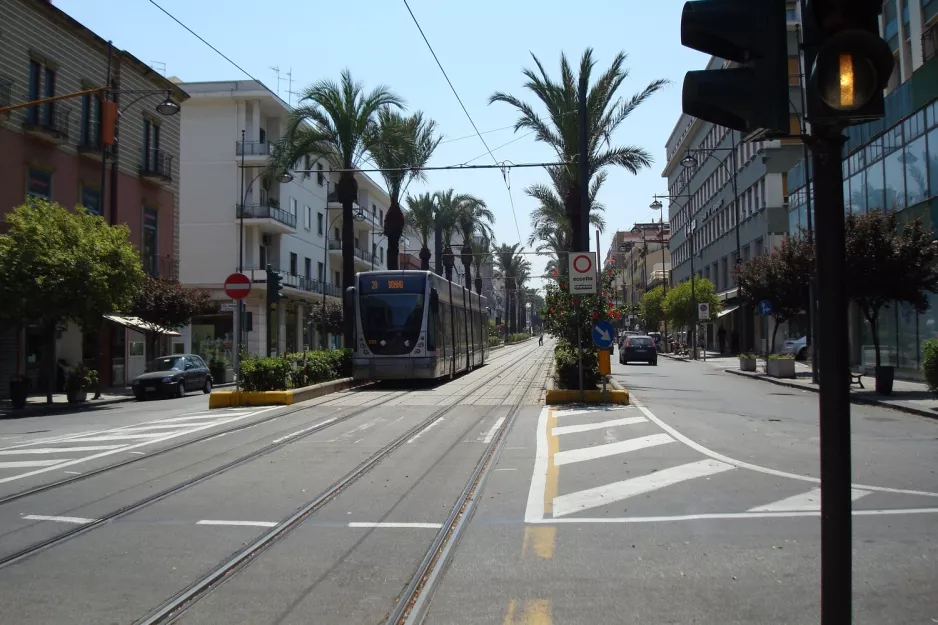 Messina Straßenbahnlinie 28 mit Niederflurgelenkwagen 05T auf Piazza Cairoli (2009)