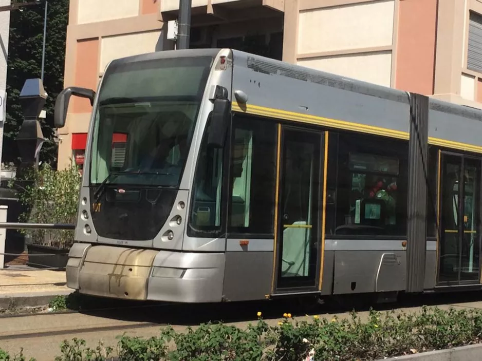 Messina Straßenbahnlinie 28 mit Niederflurgelenkwagen 10T auf Via Uberto Bonino (2017)