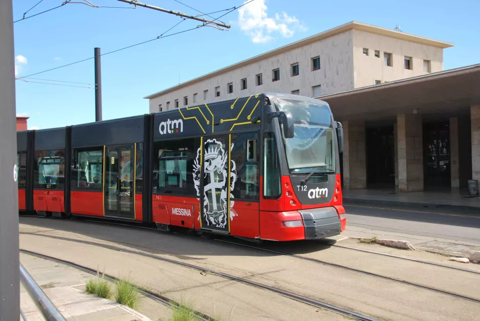 Messina Straßenbahnlinie 28 mit Niederflurgelenkwagen 12T auf Repubblica (2022)