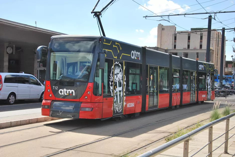 Messina Straßenbahnlinie 28 mit Niederflurgelenkwagen 12Tnah Repubblica (Messina Centrale) (2022)