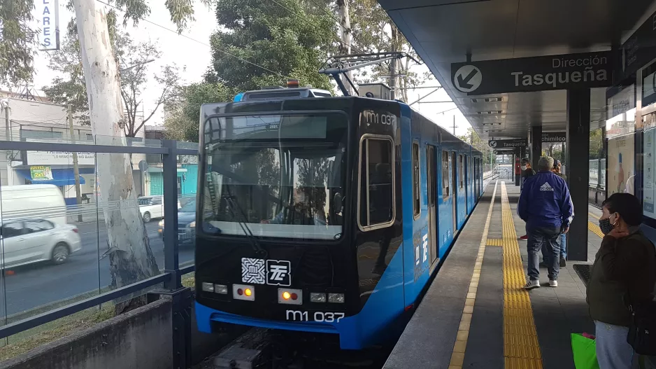 Mexiko-Stadt Straßenbahnlinie Tren Ligero (TL) mit Gelenkwagen 037 am Xotepingo (2021)