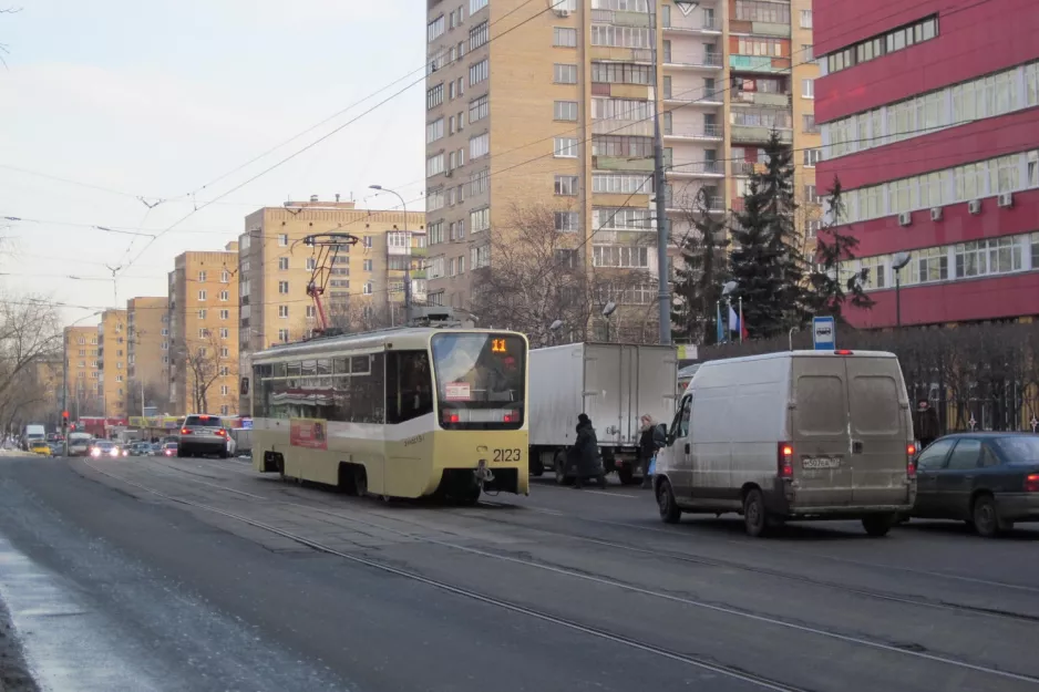Moskau Straßenbahnlinie 11 mit Triebwagen 2123 auf Borisa Galashkina (Borisa Galushkina St) (2012)