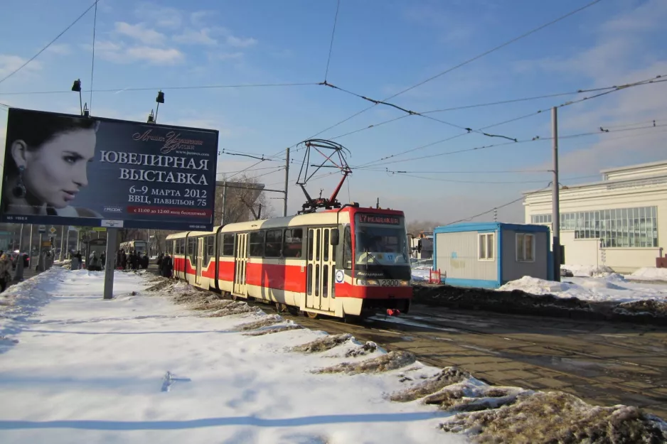 Moskau Straßenbahnlinie 17 mit Gelenkwagen 2300 auf Prospekt Mira (2012)