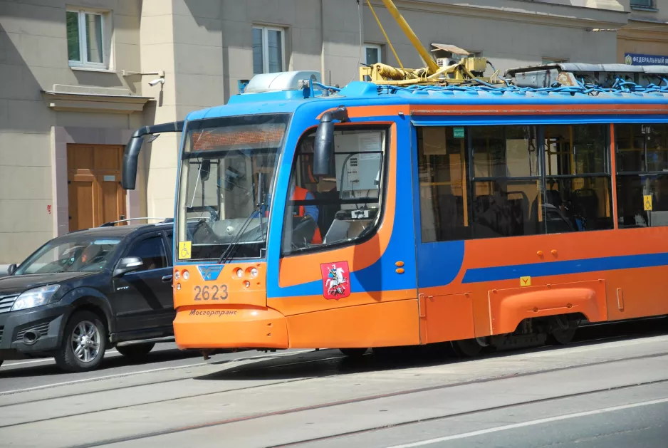 Moskau Straßenbahnlinie 37 mit Triebwagen 2623 auf Kalanchevskaya Ulitsa (2018)