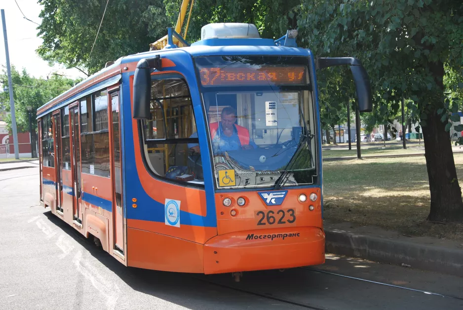 Moskau Straßenbahnlinie 37 mit Triebwagen 2623 auf Krasno-kazarmennaya pl. (2018)