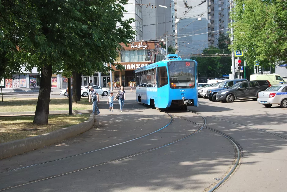 Moskau Straßenbahnlinie 50 mit Triebwagen 4347 am Kałanczowskaja ulica (2018)