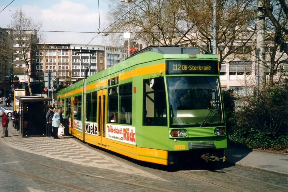 Mülheim an der Ruhr Regionallinie 112 mit Niederflurgelenkwagen 209 am Kaiserplatz (2004)