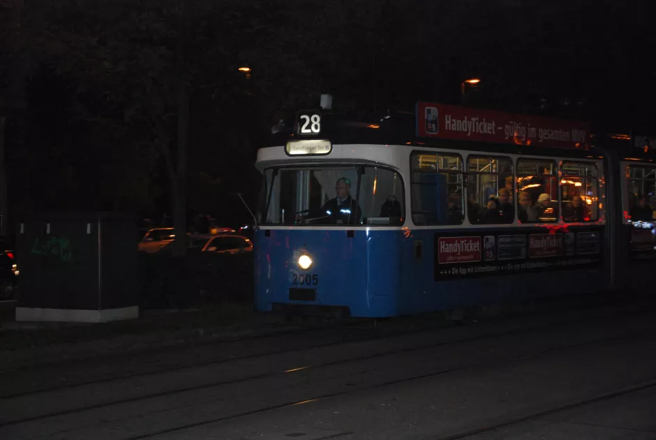 München Party-Linie 28 mit Gelenkwagen 2005 auf Barer Straße (2014)