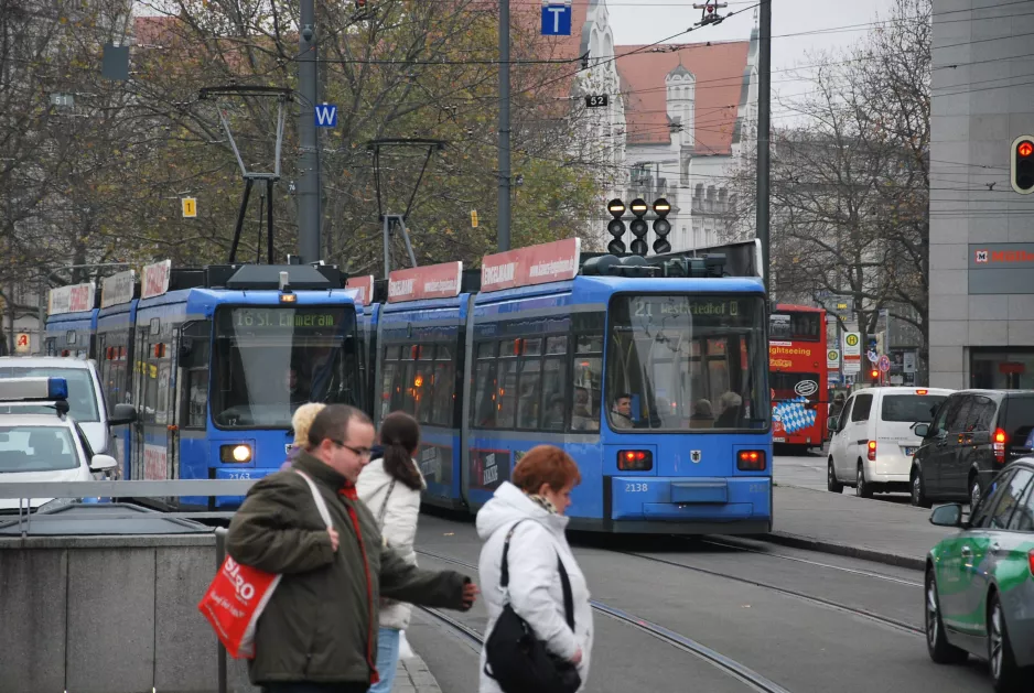 München Straßenbahnlinie 16 mit Niederflurgelenkwagen 2163nah Hauptbahnhof (2014)