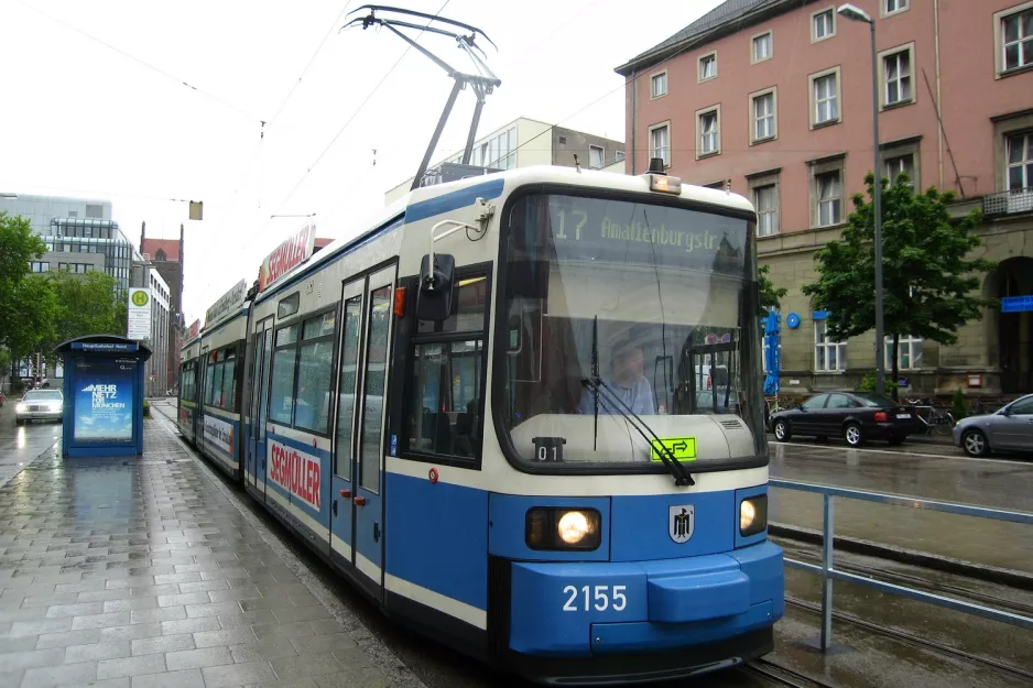 München Straßenbahnlinie 17 mit Niederflurgelenkwagen 2155 am Hauptbahnhof (Nord) (2010)