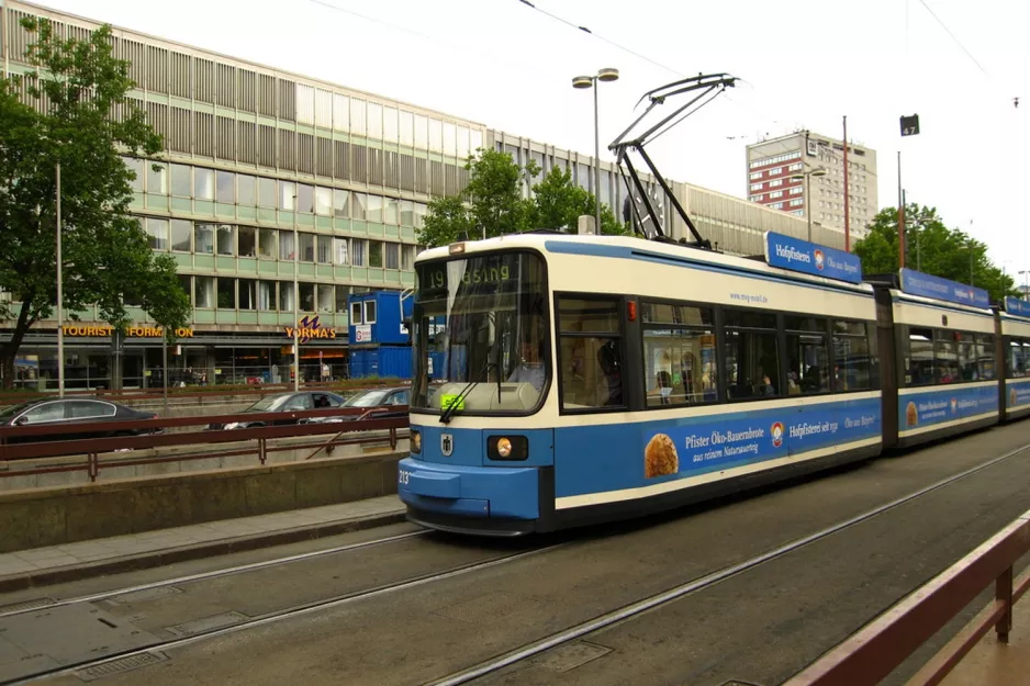 München Straßenbahnlinie 19 mit Niederflurgelenkwagen 2137 vor Hauptbahnhof (2009)