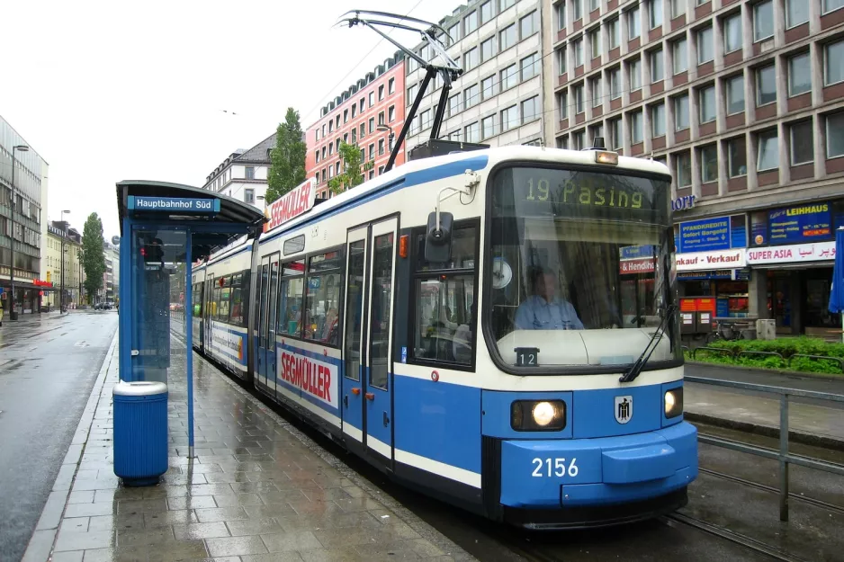 München Straßenbahnlinie 19 mit Niederflurgelenkwagen 2156 am Hauptbahnhof (Süd) (2010)