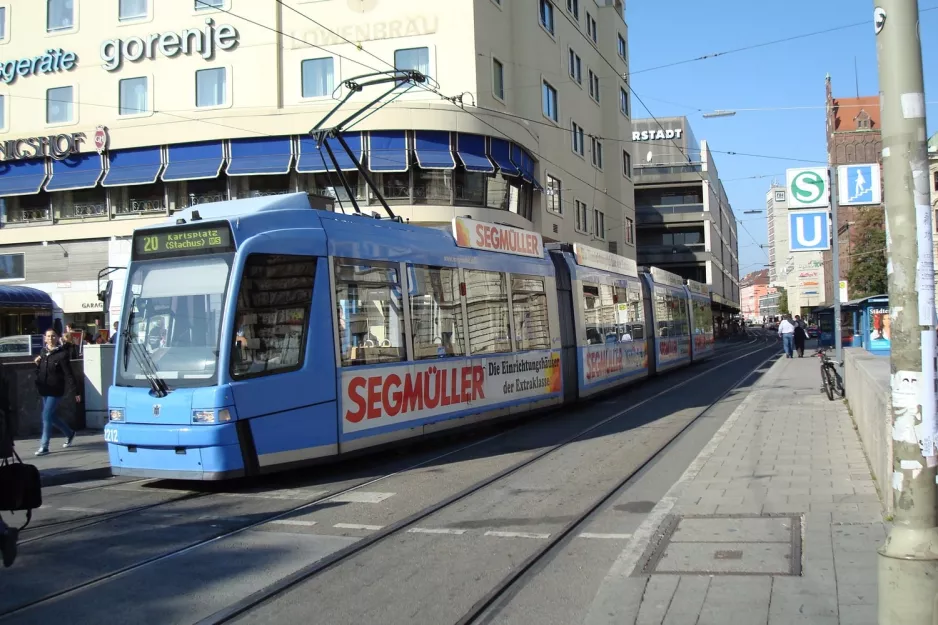 München Straßenbahnlinie 20 mit Niederflurgelenkwagen 2212 am Karlsplatz (Stachus) (2007)