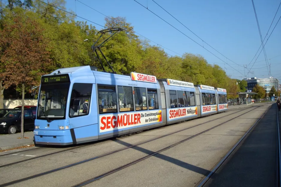 München Straßenbahnlinie 21 mit Niederflurgelenkwagen 2218 am Westfriedhof (2007)