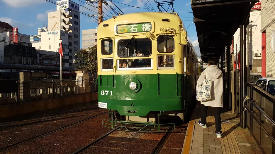Nagasaki Straßenbahnlinie 5 mit Triebwagen 371 am Nishihamano-Machi (2017)