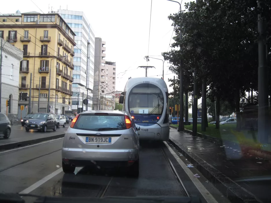Neapel Straßenbahnlinie 1 mit Niederflurgelenkwagen 1103 auf Via Amerigo Vecpucci (2014)
