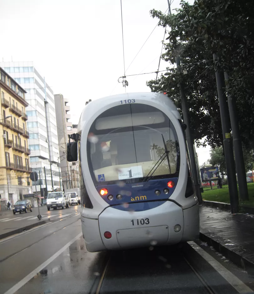 Neapel Straßenbahnlinie 1 mit Niederflurgelenkwagen 1103 nahe bei Vespucci - Garibaldi (2014)