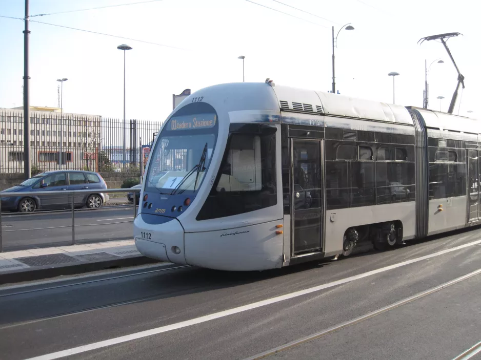 Neapel Straßenbahnlinie 1 mit Niederflurgelenkwagen 1112 auf Via Amerigo Vecpucci (2014)