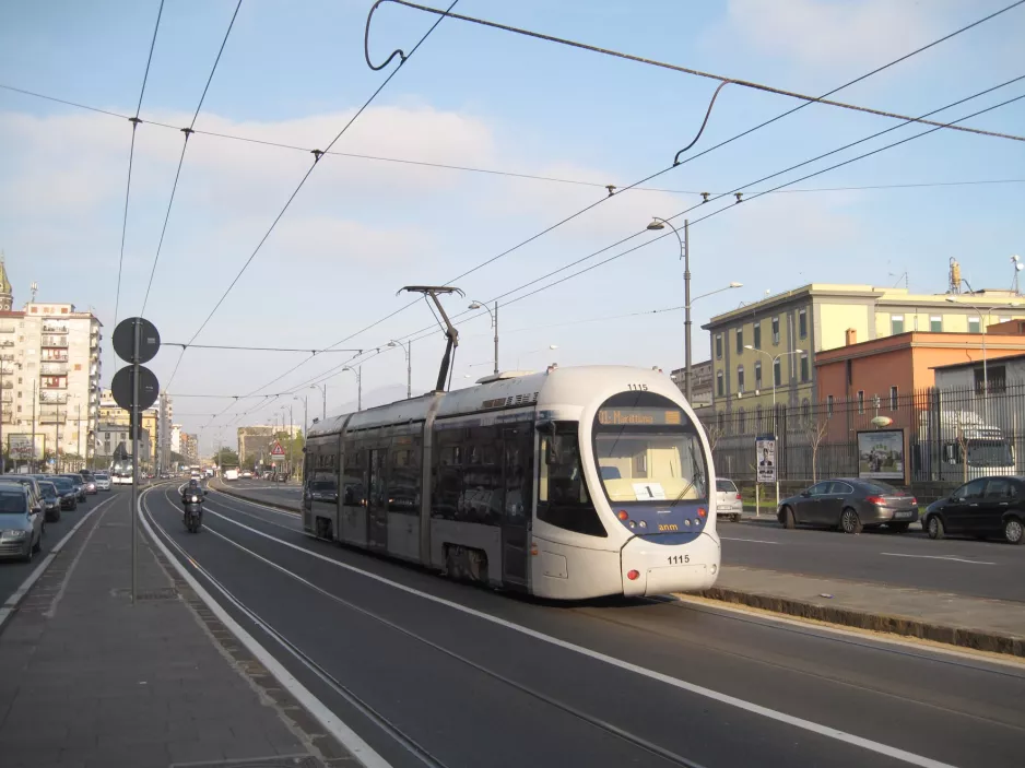 Neapel Straßenbahnlinie 1 mit Niederflurgelenkwagen 1115 auf Via Amerigo Vecpucci, von hinten gesehen (2014)