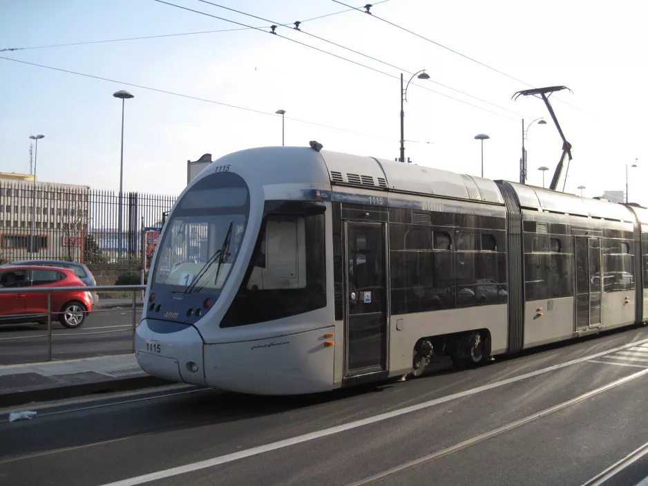 Neapel Straßenbahnlinie 1 mit Niederflurgelenkwagen 1115 auf Via Amerigo Vecpucci, Vorderansicht (2014)