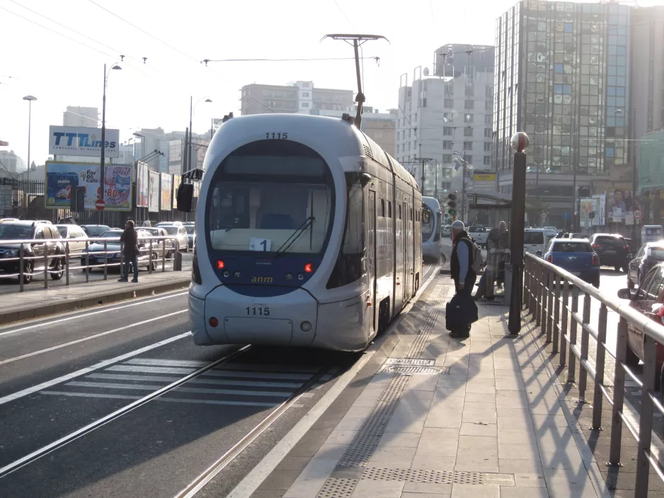 Neapel Straßenbahnlinie 1 mit Niederflurgelenkwagen 1115, die Rückseite Vespucci - Garibaldi (2014)