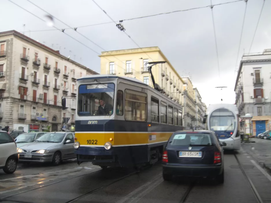Neapel Straßenbahnlinie 2 mit Triebwagen 1022 auf Corso Giuseppe Garribaldi (2014)