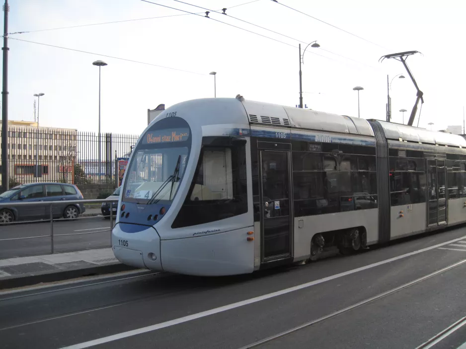 Neapel Straßenbahnlinie 4 mit Niederflurgelenkwagen 1105, die Vorderseite Via Amerigo Vecpucci (2014)