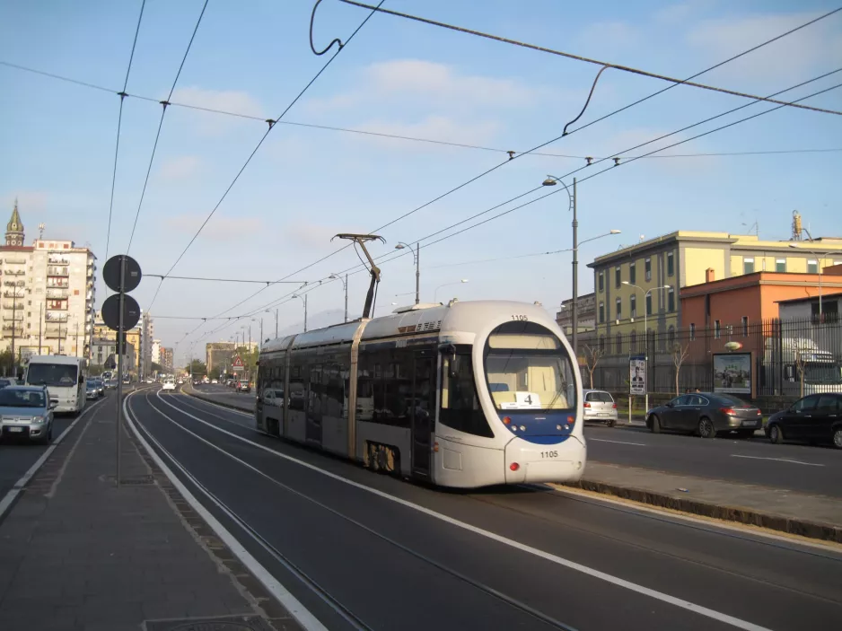 Neapel Straßenbahnlinie 4 mit Niederflurgelenkwagen 1105, Seitenansicht Via Amerigo Vecpucci (2014)