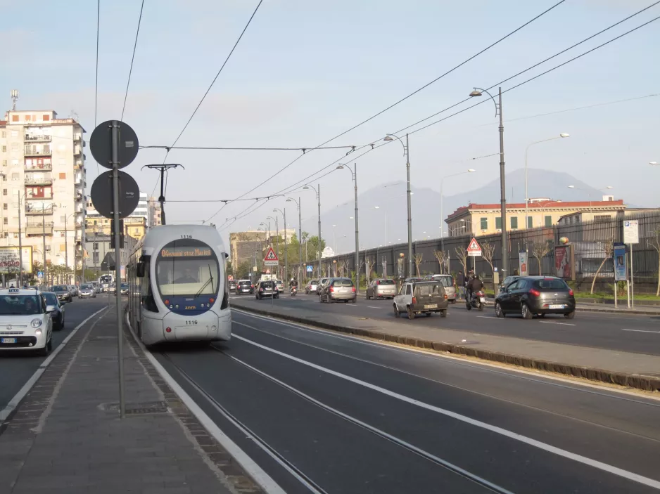 Neapel Straßenbahnlinie 4 mit Niederflurgelenkwagen 1116 auf Via Amerigo Vecpucci (2014)
