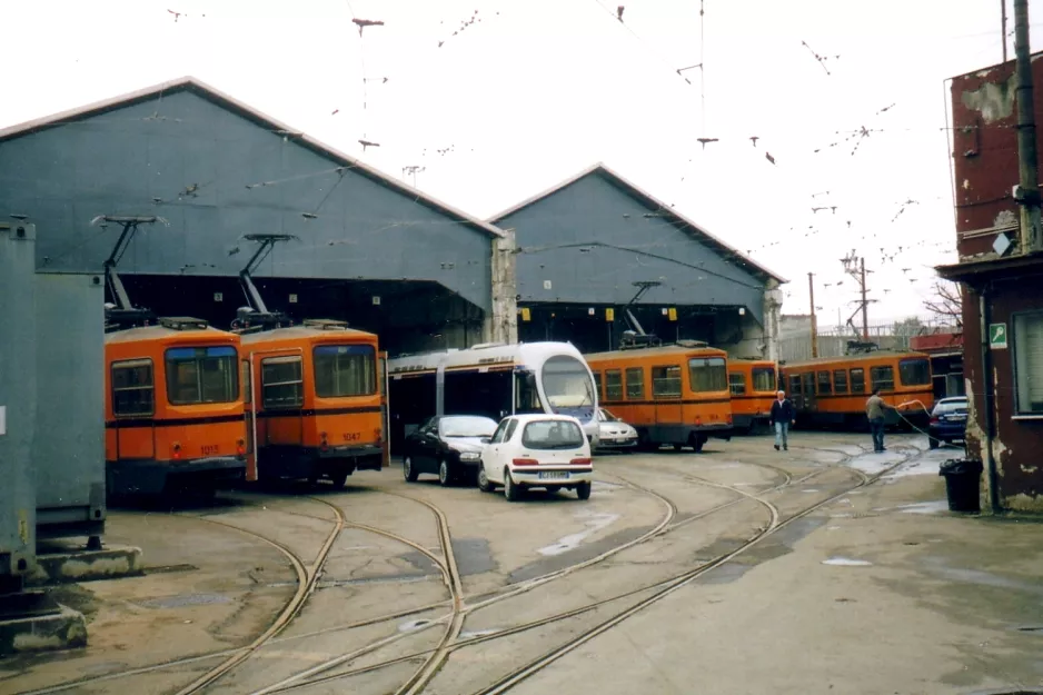 Neapel Triebwagen 1013 vor dem Depot San Giovanni a Teduccio (2005)