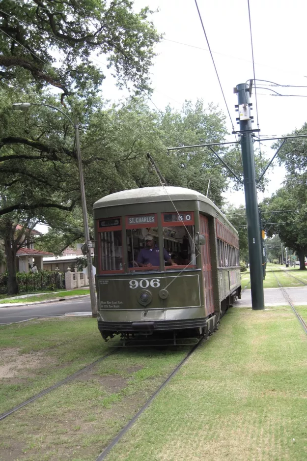 New Orleans Linie 12 St. Charles Streetcar mit Triebwagen 906 auf S. Carrollton Avenue (2010)