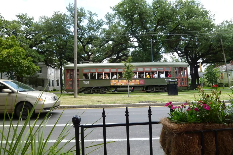 New Orleans Linie 12 St. Charles Streetcar mit Triebwagen 920 am S Carrollton / Spruce (2010)