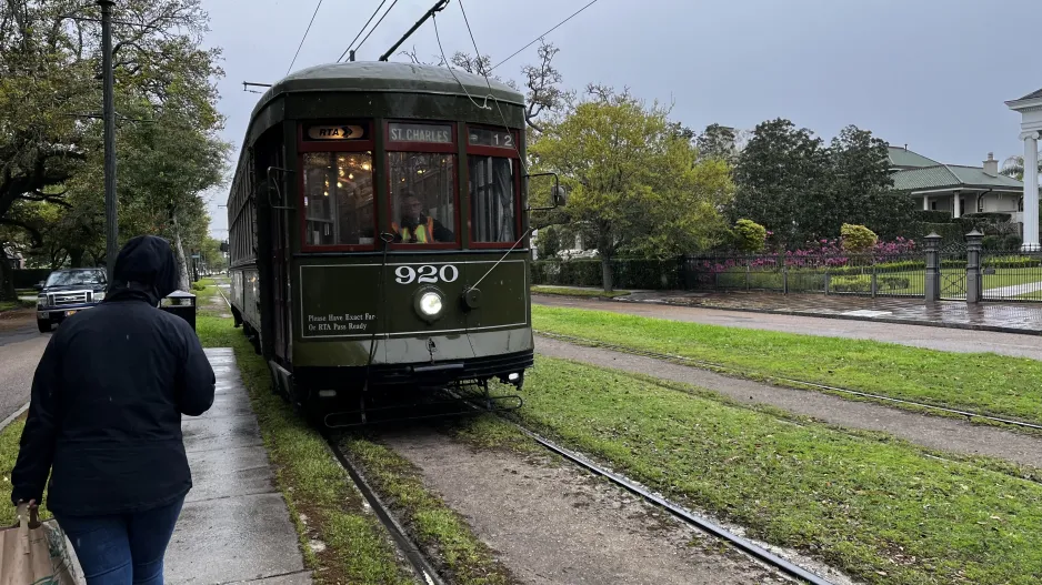 New Orleans Linie 12 St. Charles Streetcar mit Triebwagen 920 auf St Charles / Joseph (2024)