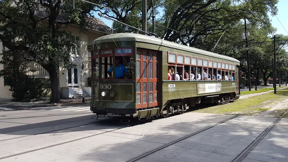 New Orleans Linie 12 St. Charles Streetcar mit Triebwagen 930 auf Saint Charles Avenue (2018)