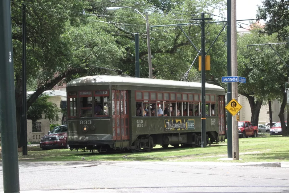 New Orleans Linie 12 St. Charles Streetcar mit Triebwagen 933 am S Carrollton / Jeannette (2010)