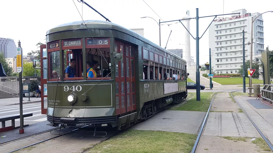 New Orleans Linie 12 St. Charles Streetcar mit Triebwagen 940 am Howard / Carondelet (2018)