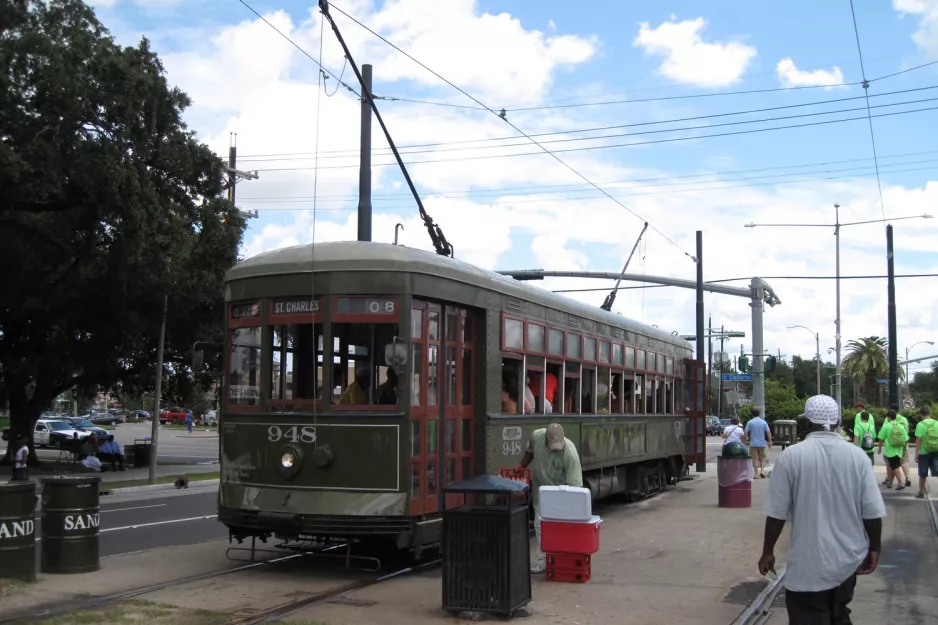 New Orleans Linie 12 St. Charles Streetcar mit Triebwagen 948 am S Claiborne (2010)